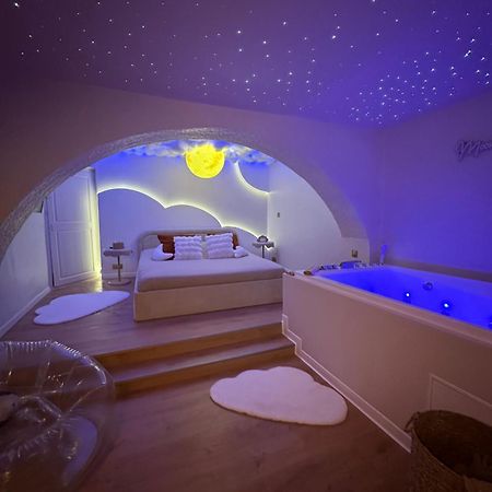 Moon Room, Nuit Insolite - Ollioules Toulon Var Exterior photo
