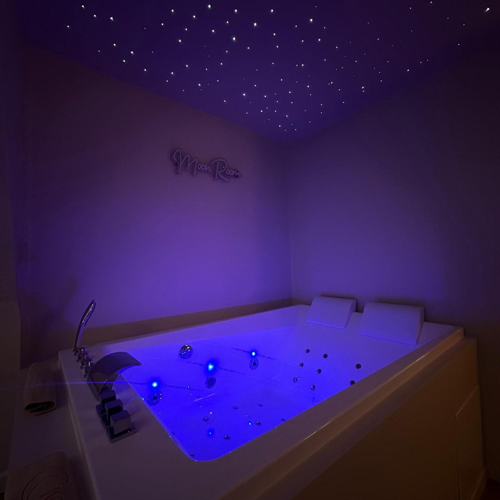 Moon Room, Nuit Insolite - Ollioules Toulon Var Exterior photo