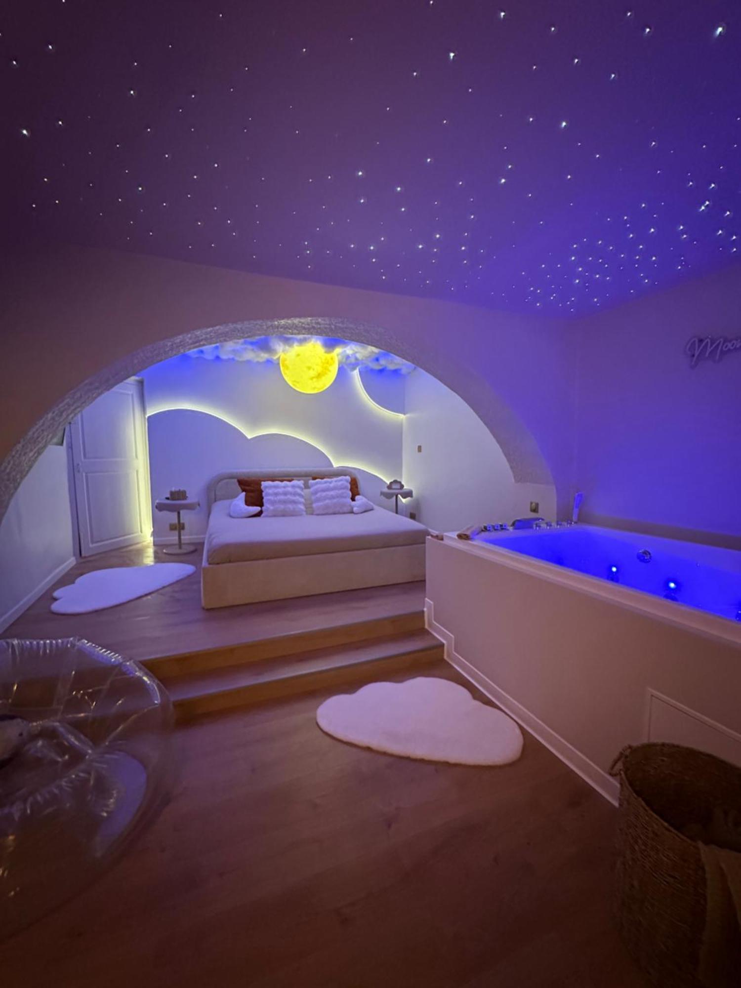 Moon Room, Nuit Insolite - Ollioules Toulon Var Exterior photo